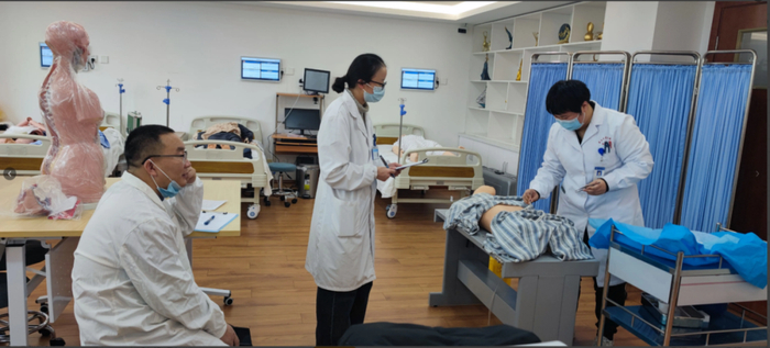 家庭医生们正在全科实训基地接受培训