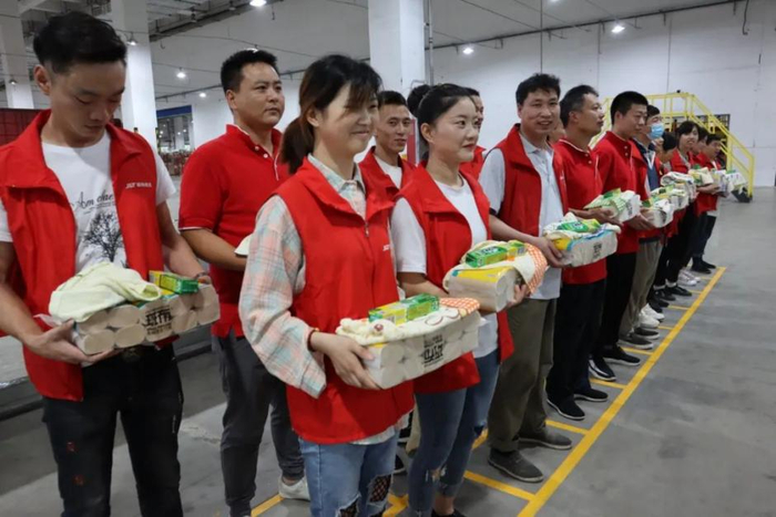 为快递小哥送清凉,邮政,顺丰,京东物流,三通一达…在行动