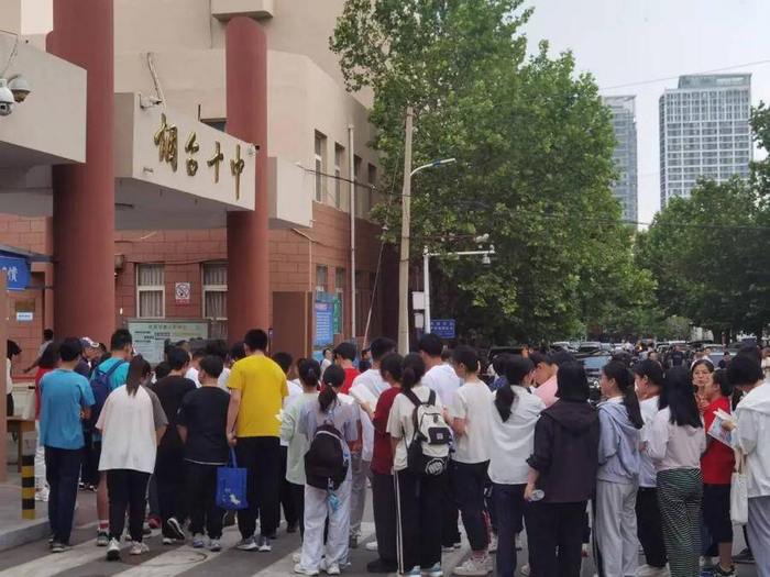芝罘中学,烟台十中,烟台五中考点,考生陆续进场祥和中学考点,考生排队