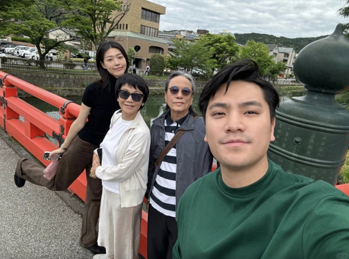 富商丈夫罕露脸,一头长发已花白很慈祥|张艾嘉|王靖雄|王令尘_新浪