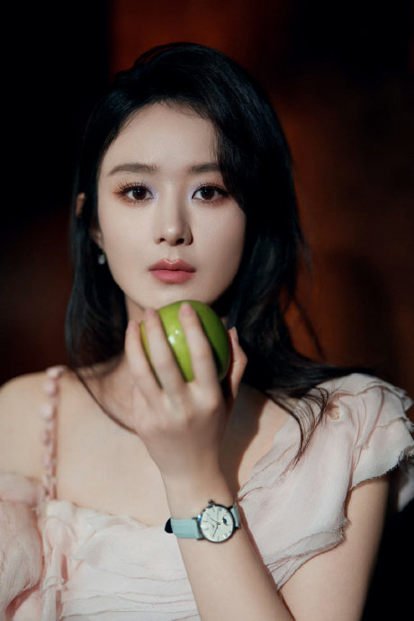 赵丽颖工作室的图终于来了! 赵姐今天真的好美!粉裙 披肩发温柔又大气