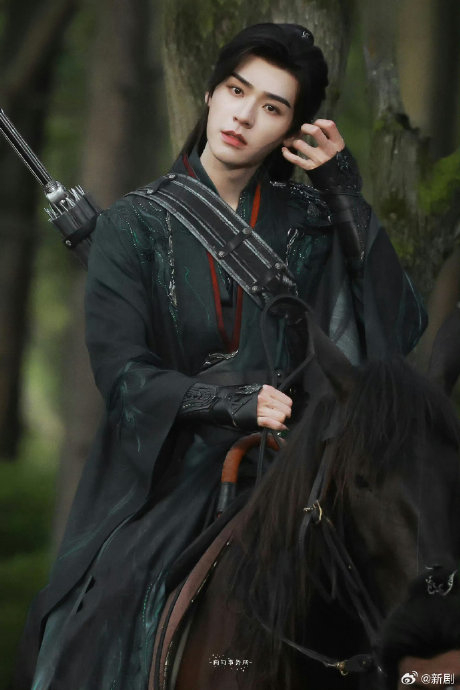 龚俊《暗河传》造型有,是黑衣龙须刘海造型,咱就说这单手执伞,转伞好a