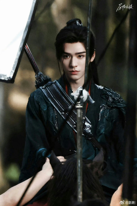 龚俊《暗河传》造型有,是黑衣龙须刘海造型,咱就说这单手执伞,转伞好a