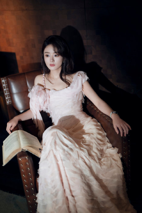 赵丽颖好美的腿～这身材比例太绝了!