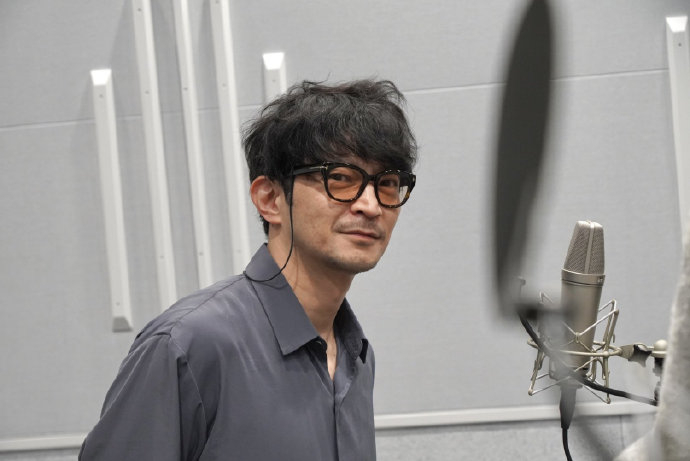 小岛秀夫分享了津田健次郎的录音视频与照片,不知道参与了什么项目