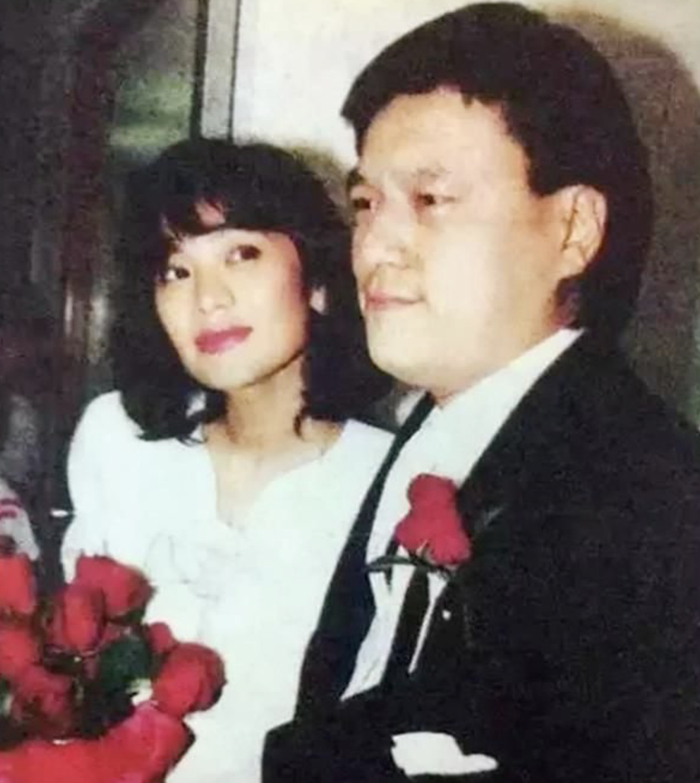 王靖雄是张艾嘉的第二任丈夫,由于是圈外人,所以生活非常低调,并不是