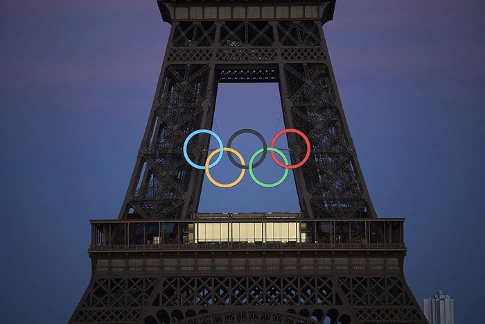 法国巴黎，埃菲尔铁塔上装饰有奥运五环 资料图（视觉中国）