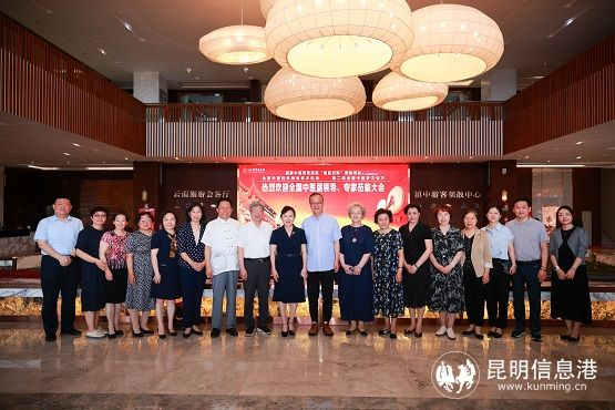 打造中医的平台,解决老百姓就医痛点跟随外祖父上山采药,听外祖母讲