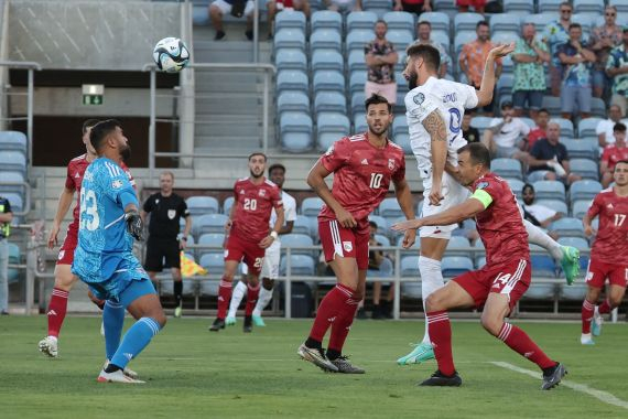 2023年6月16日，法国队球员吉鲁（上）在欧洲杯预选赛中头球攻门。新华社/法新