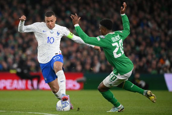 2023年3月27日，法国队球员姆巴佩（左）和爱尔兰队球员奥格本在欧洲杯预选赛中拼抢。新华社/法新