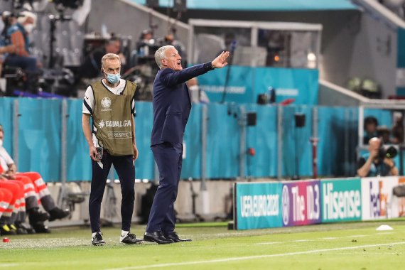 2021年6月15日，法国队主教练德尚（右）在当年的欧洲杯小组赛场边指挥。新华社记者 单宇琦 摄