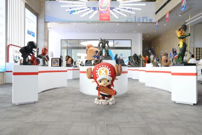 展厅里,与会人员纷纷围着做工精良,逼真还原的20余个手办作品连连赞叹