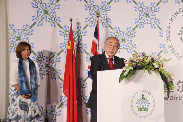 三世国王生日招待会,并同英国驻华大使吴若兰就中英关系等交换意见