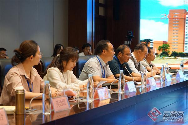 考生,家长代表等"探秘"评卷现场|评卷|高考|云南省_新浪新闻