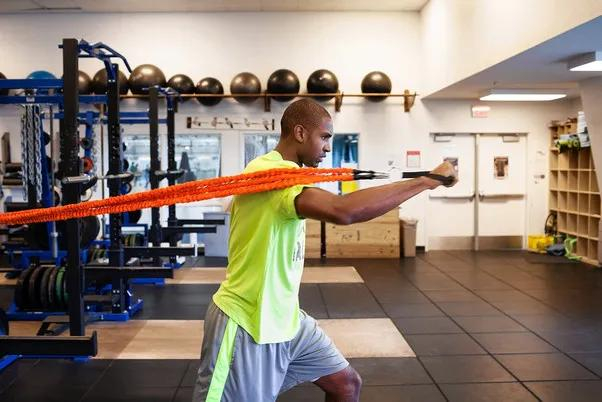 tb12的合伙人,布雷迪的体能训练师兼营养师亚历克斯·格雷罗经常与