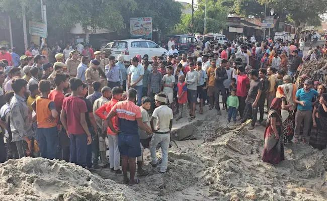 印度一沙车翻覆，祖孙三代9人被活埋8人身亡！全家仅4岁女童生还-印度阵亡照片大全