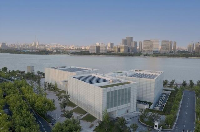 上海西岸美术馆谈及区域开发,作为建筑师的柳亦春说:"过去开发商先买