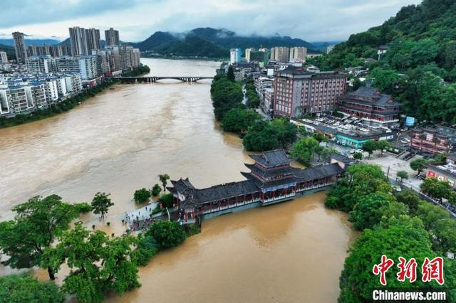 持续强降雨致广西永福县山洪暴发 各方联动抗洪抢险