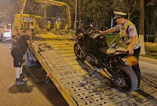 摩托车 "鬼火少年" "炸街"被拘!