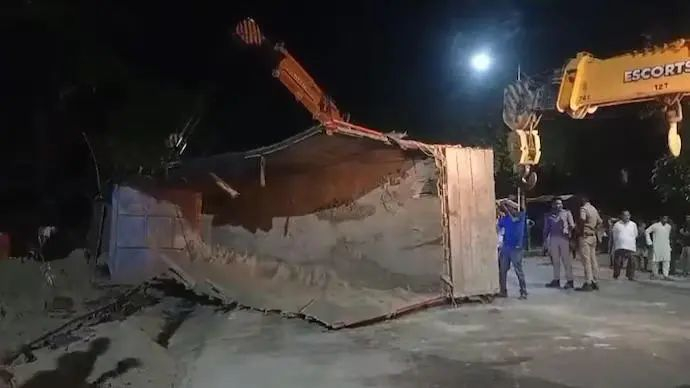 印度一沙车翻覆，祖孙三代9人被活埋8人身亡！全家仅4岁女童生还-印度阵亡照片大全