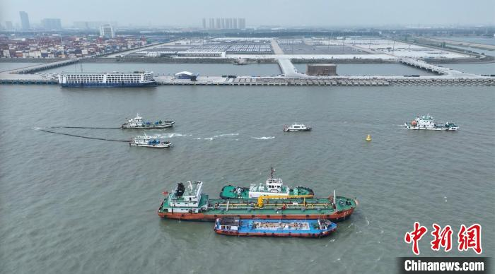 长江航运新业态水上安全综合应急演习在江苏举行