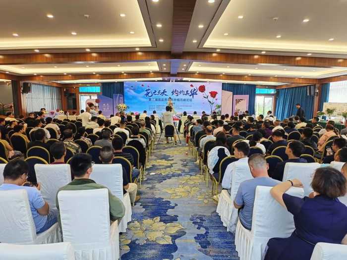 论坛主办方云南海粟农资有限公司总经理李海珍,意大利世科姆中国区总