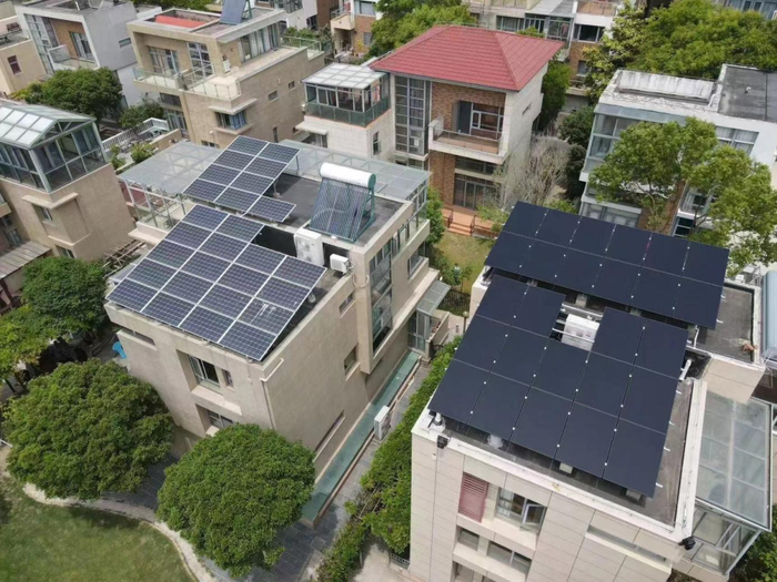 目前国内大部分光伏组件存在量产色差不一,表面栅线密集,组件与建筑