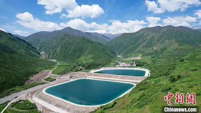 图为航拍视角下的关滩村。（资料图）临夏县融媒体中心供图  