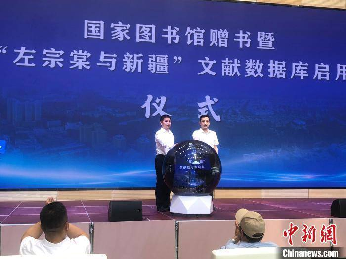 国家图书馆参考咨询部主任曹宁介绍:"此次国家图书馆与新疆哈密市委