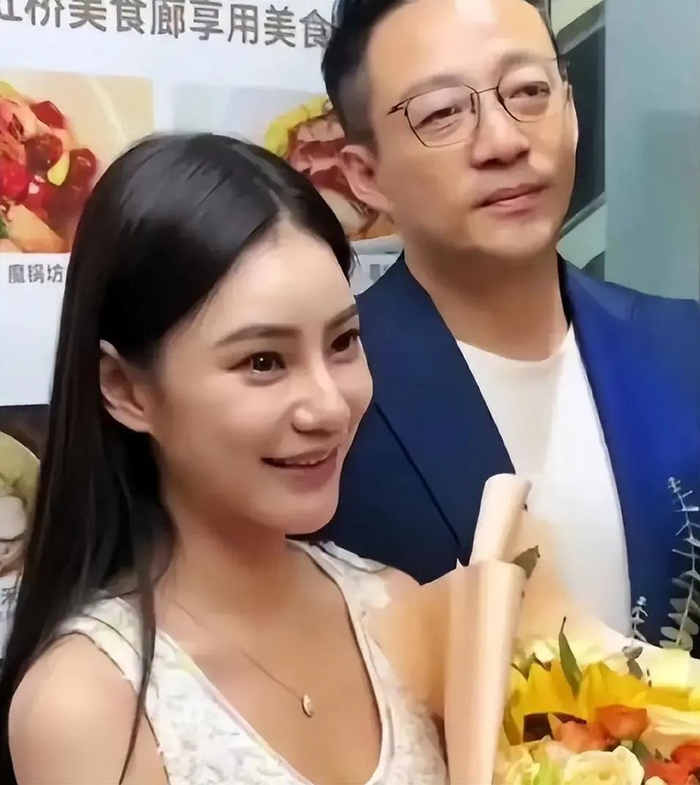 汪小菲带新婚妻子爬长城,两处细节胜过大s,网友:真幸福!