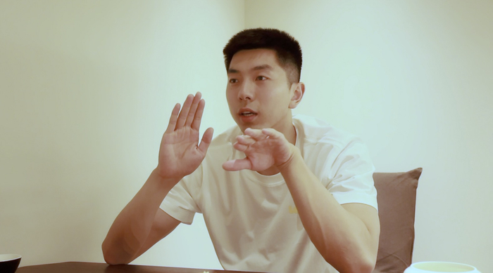 即便受伤后非常着急,但闫子贝表面上却努力镇定,"这样能让教练和团队