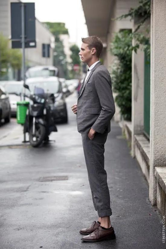 西装外套与领带:想要更为正式的复古造型,可以在九分裤上搭配一件合身