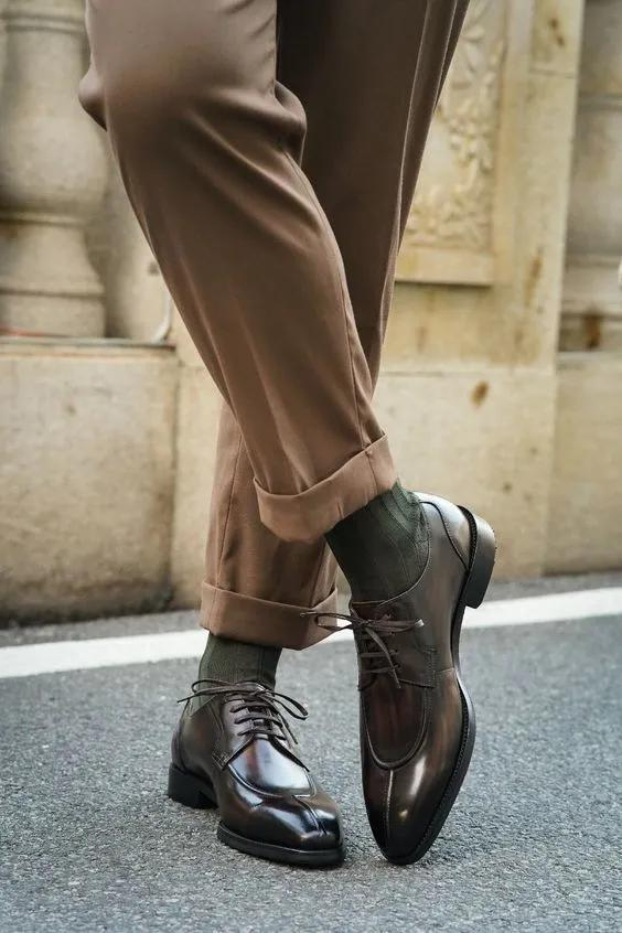 穿上一双色彩鲜明或图案有趣的高筒袜,再搭配一双复古风格的皮鞋,如