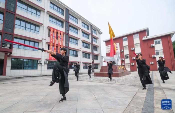 6月13日,织里镇轧村中学的武术兵道社团的学生在练习武术兵道