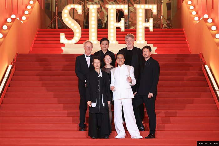 星光熠熠！众多知名剧组、电影人亮相第26届上海国际电影节红毯-上海国际电影节21届