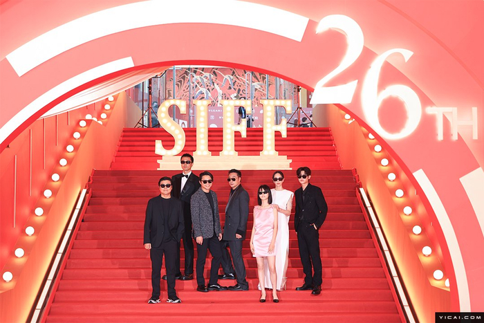 星光熠熠！众多知名剧组、电影人亮相第26届上海国际电影节红毯-上海国际电影节21届