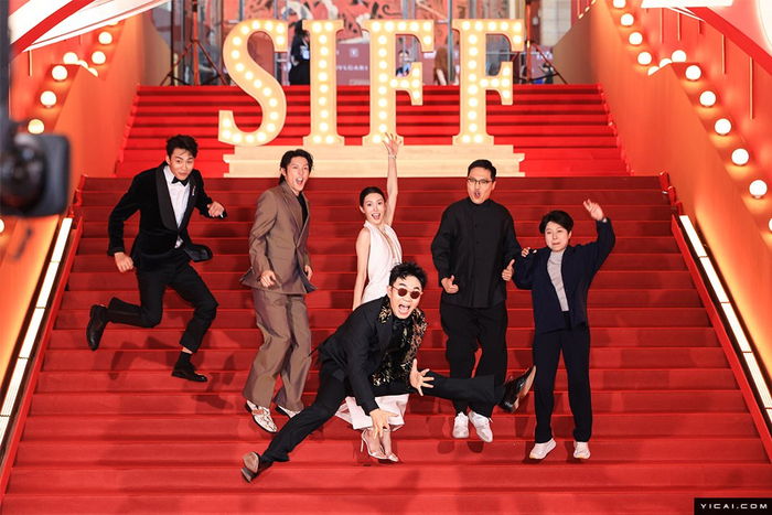 星光熠熠！众多知名剧组、电影人亮相第26届上海国际电影节红毯-上海国际电影节21届