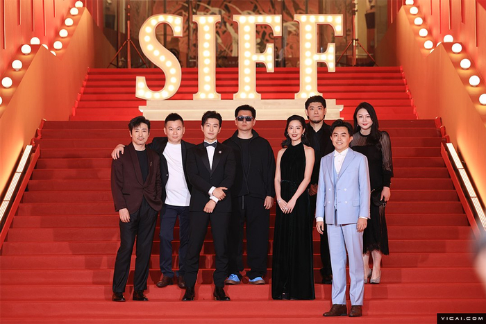 星光熠熠！众多知名剧组、电影人亮相第26届上海国际电影节红毯-上海国际电影节21届