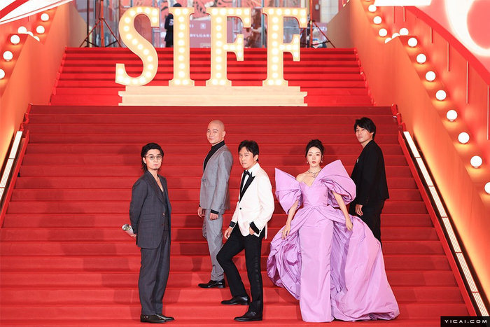 星光熠熠！众多知名剧组、电影人亮相第26届上海国际电影节红毯-上海国际电影节21届