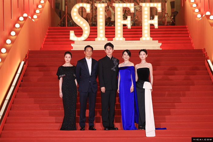 星光熠熠！众多知名剧组、电影人亮相第26届上海国际电影节红毯-上海国际电影节21届