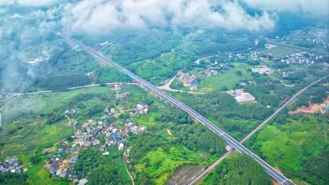 广西南湛高速灵山段图片