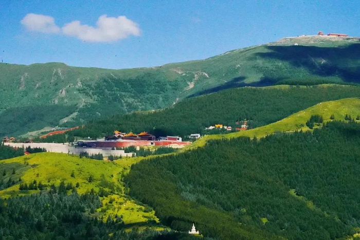 相传五台山原名五峰山,气候异常恶劣,冬天滴水成冰,夏天酷热难当,农民