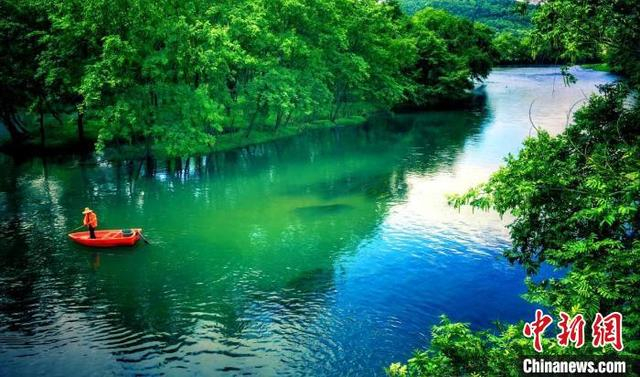 河道保洁员清理河面垃圾。唐涛华 摄