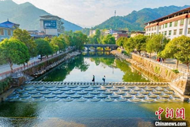 “河长制”促“河长治” 绘就水清岸绿新画卷。唐时辉 摄