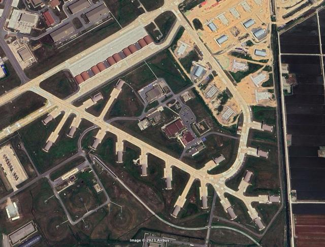 这样的空军基地具备较强的远程空中攻击能力.个人观点,仅供参考.