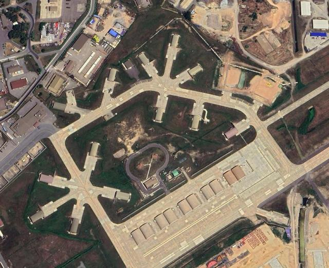 韩国群山空军基地,日常部署50架f-16战斗机,防弹机堡数量极多