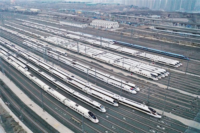     动车组列车在兰州西动车所集结待发