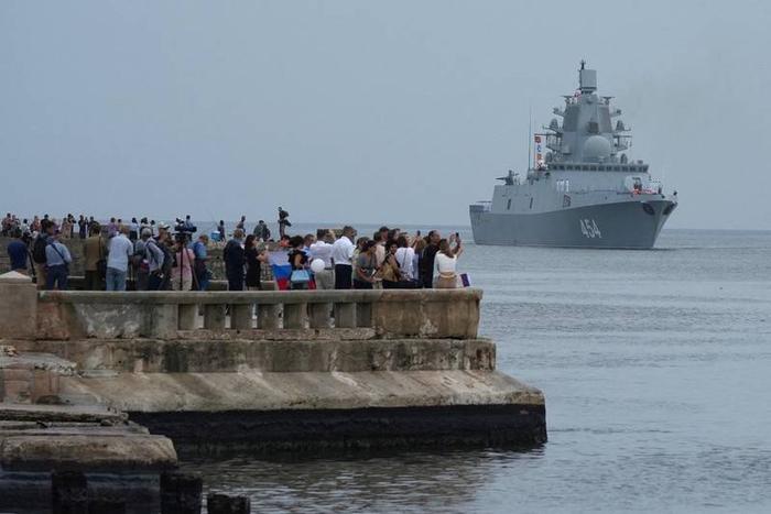 2024年6月12日，访问古巴的俄军舰艇驶入哈瓦那港，民众聚集围观拍照，欢迎俄军到访。（IC Photo）