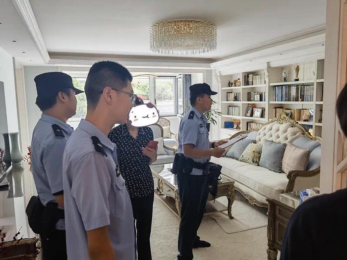 派出所反诈民警上门对李阿姨的雇主进行劝阻。图源：杭州警方