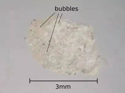 显微镜下跳跳糖中明显的小气泡结构 图源丨thenakedscientists.com